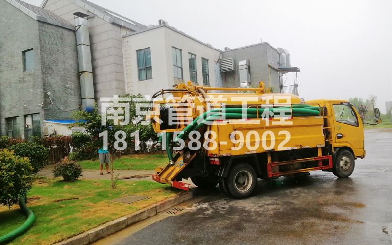 246上首村小区化粪池清理